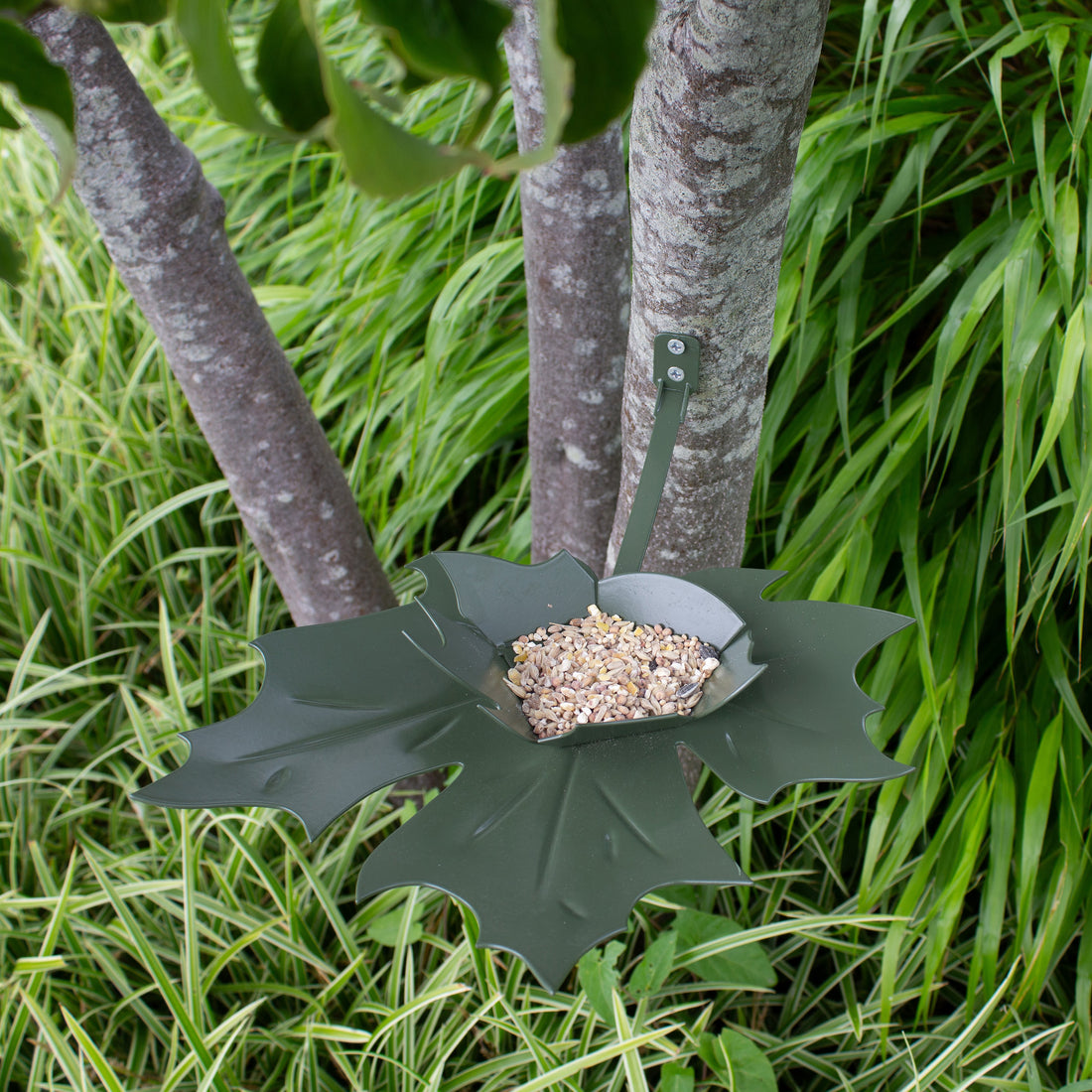 Koolmeesje komt aanvliegen naar Birdfeerder Leaf Me