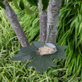 L 32  x B 26 x H 7 cmbovenaanzicht Leaf Me Birdfeeder aan boom bevestigd