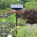 Vogelvoederhuis Open Diamond met Paal in donkergrijs - in tuin met bloemen