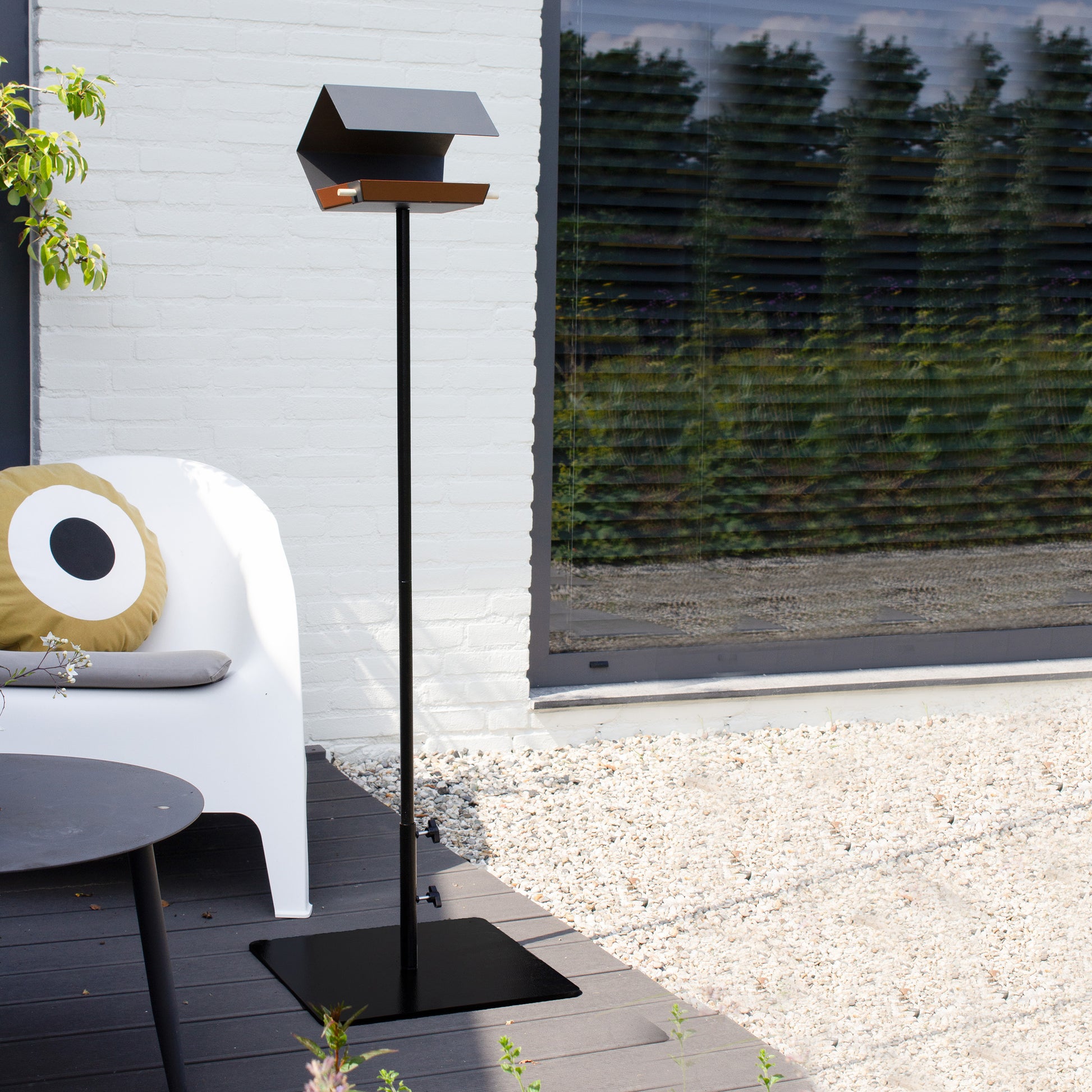 Vogelhuis Open Diamond Donkergrijs op paal staat met Birdie Base op terras