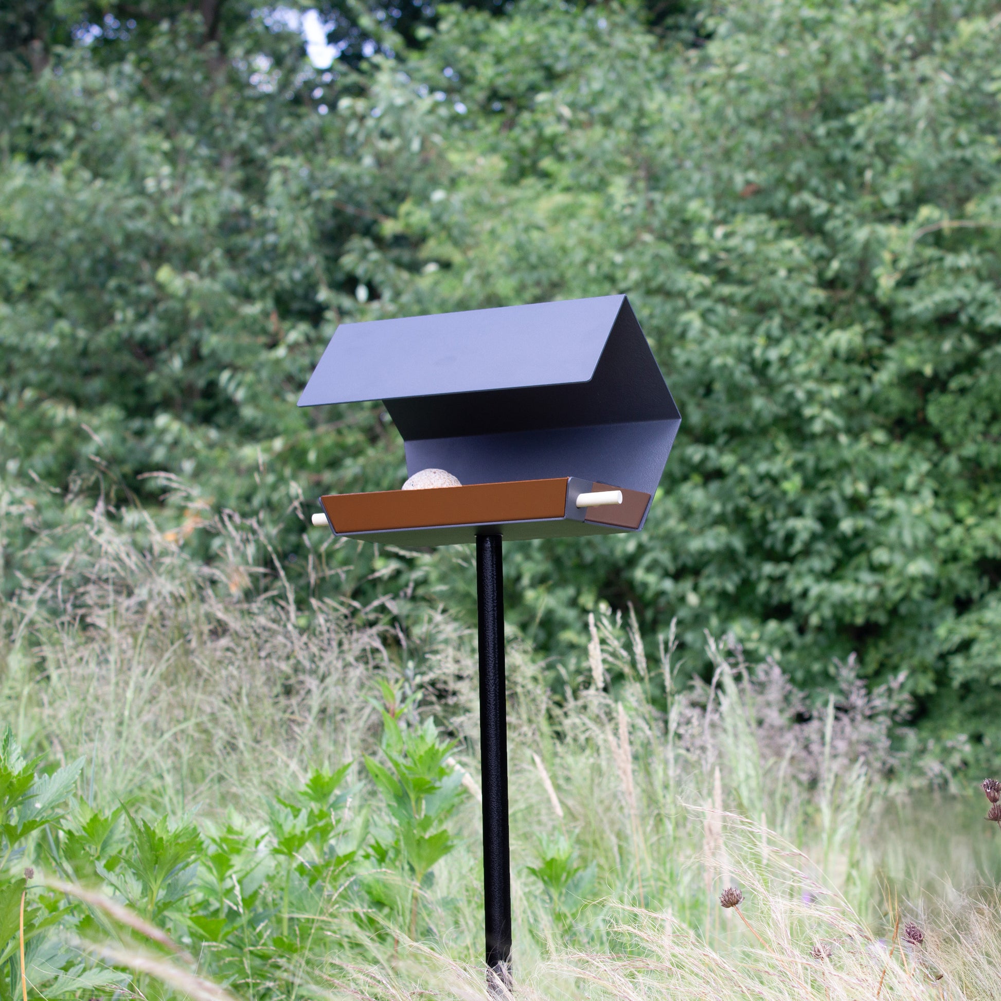 Vogelvoederhuis Open Diamond met Paal in donkergrijs - in tuin met bomen en hoog gras