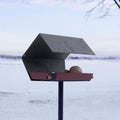 Close-up van Vogelvoederhuis Open Diamond met Paal in donkergrijs in de winter met sneeuw op achtergrond