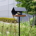Vogelvoederhuis Open Diamond met Paal in donkergrijs in moderne tuin met koolmeesje 