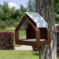 Vogelvoederhuisje The Barn in Bruin en Wit hangt in tuin aan boom