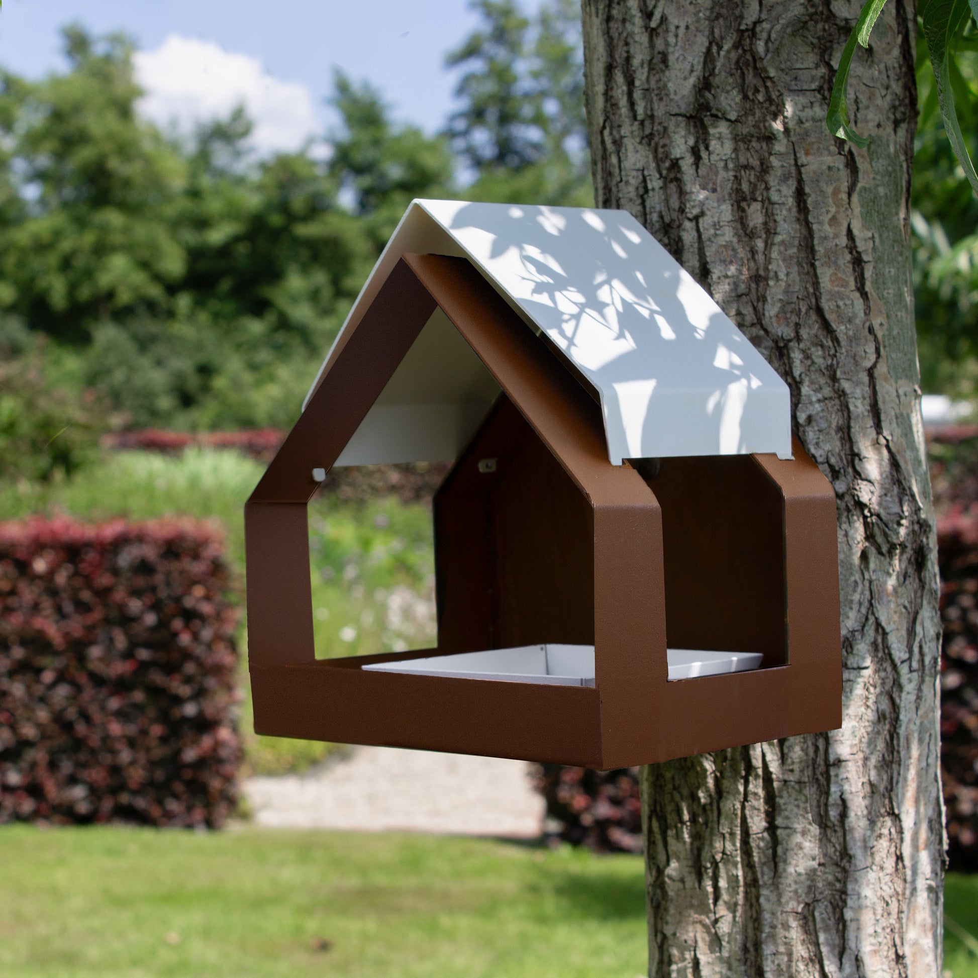 Vogelvoederhuisje The Barn in Bruin en Wit hangt in tuin aan boom