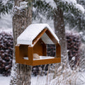 Wandvogelvoderhuisje the Barn in bruin en wit hangt aan boom met sneeuw bedekt