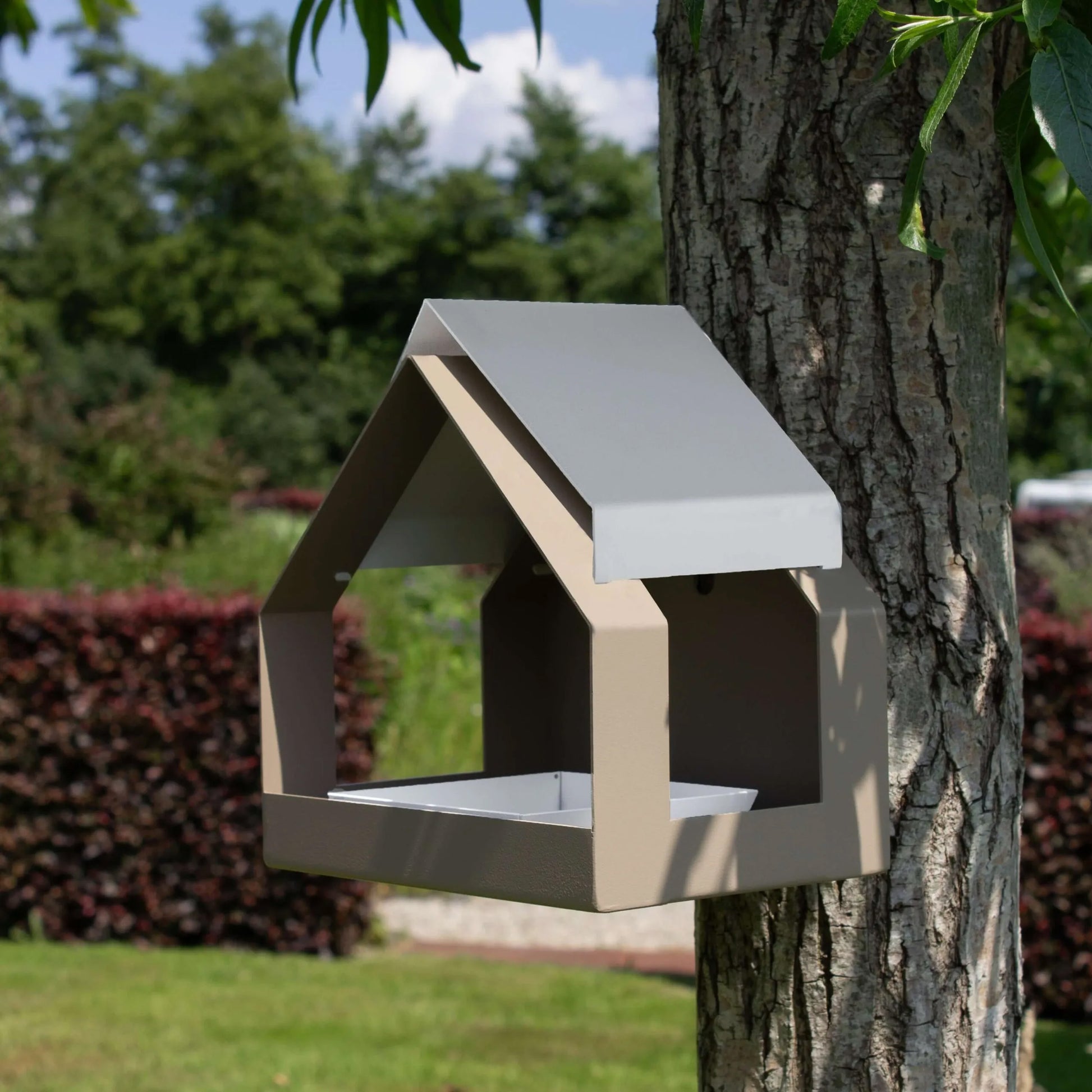 Vogelhuisje The Barn Beige van Heeej aan boom in moderne tuin