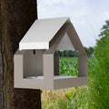 Close-Up van Voederhuisje teh Barn Beige tegen bom met weiland op achtergrond