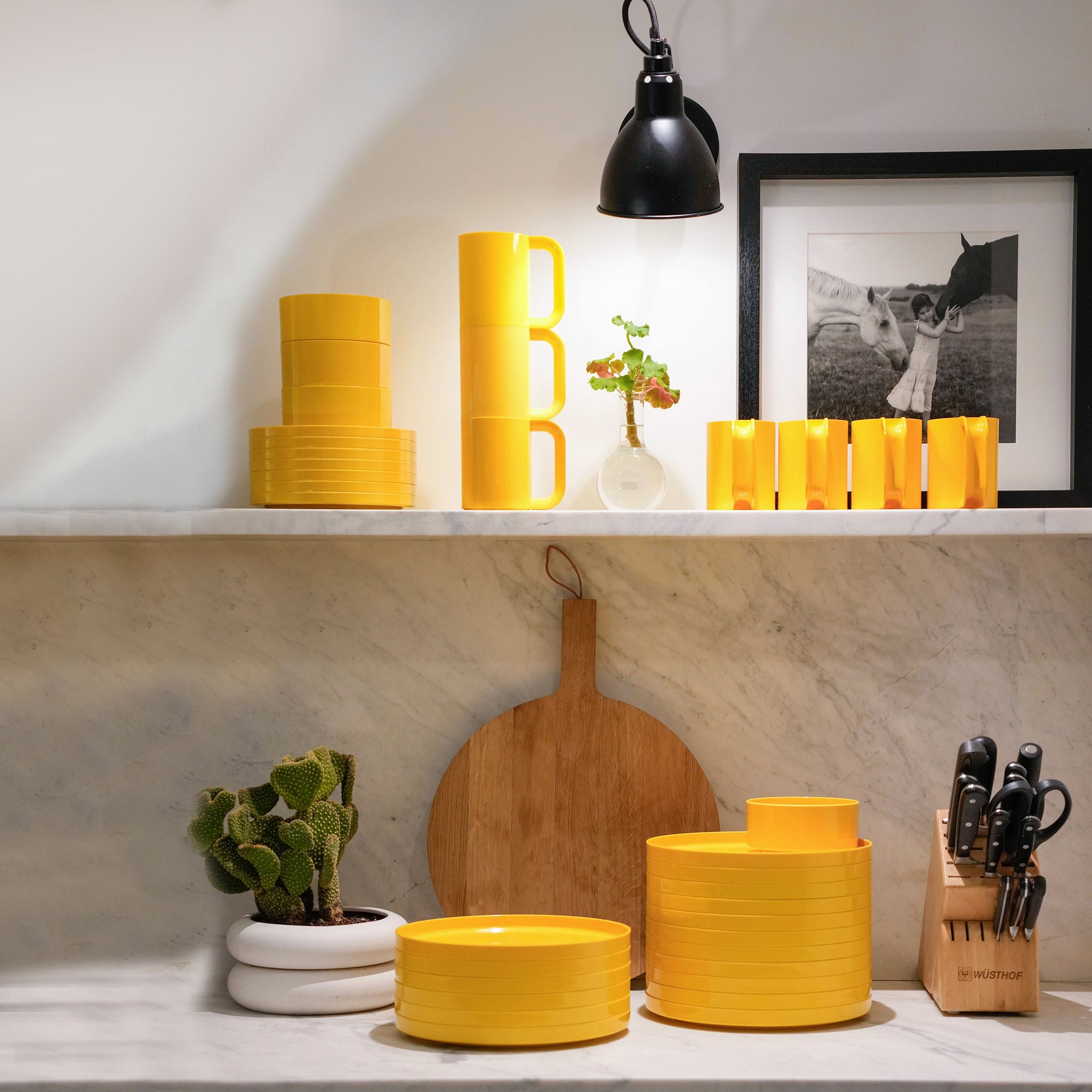 Heller Max Dinnerware│Large Plate Yellow│art. 101-08-06│Hellerware│hele servies in marmeren keuken