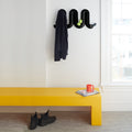 Heller Swell Wandkapstok Zwart│art. 2303-02│in gang boven gele bank