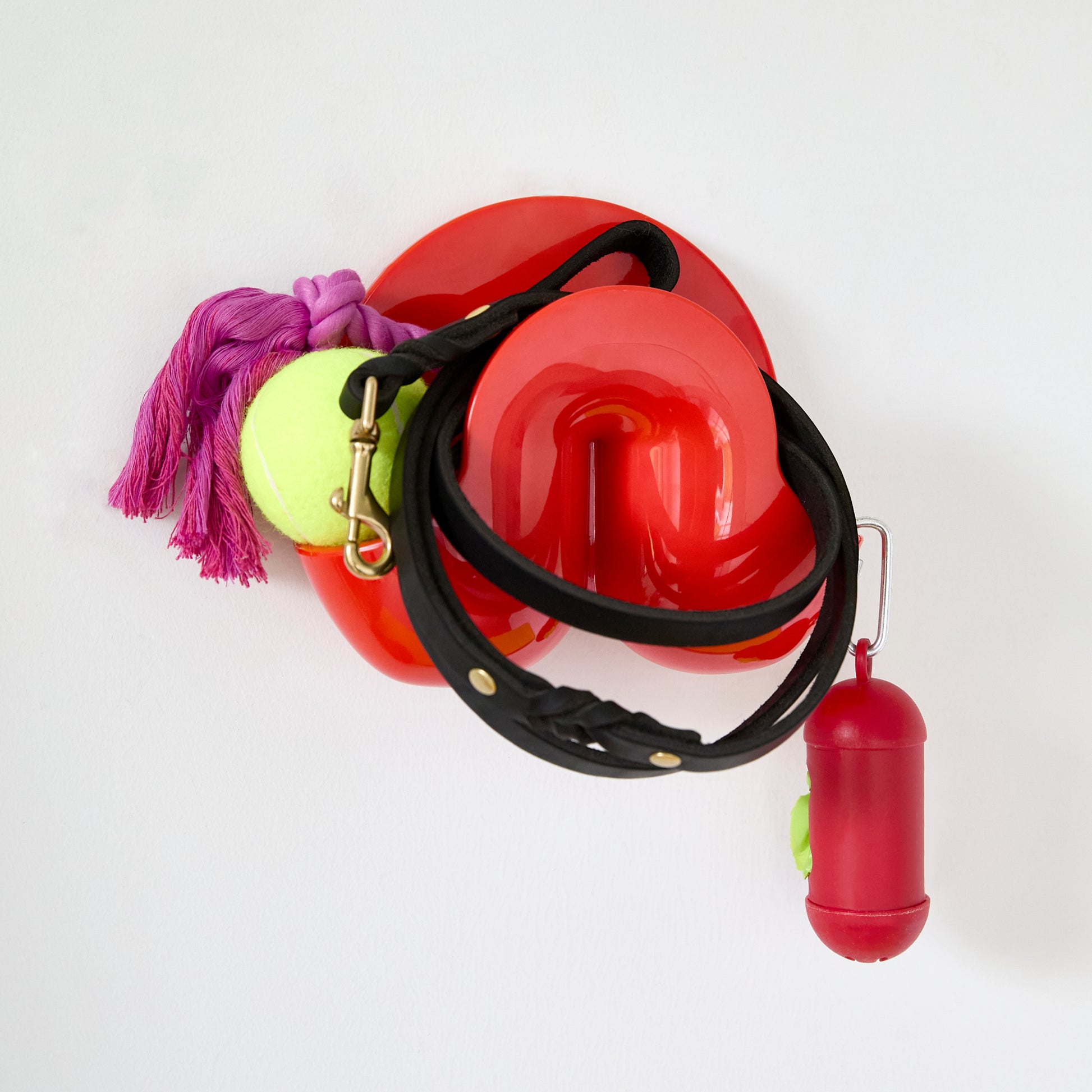 Heller Swell Catchall Mini Oranje│art. 2304-07│voorkant schuin met hondenriem en bal etc