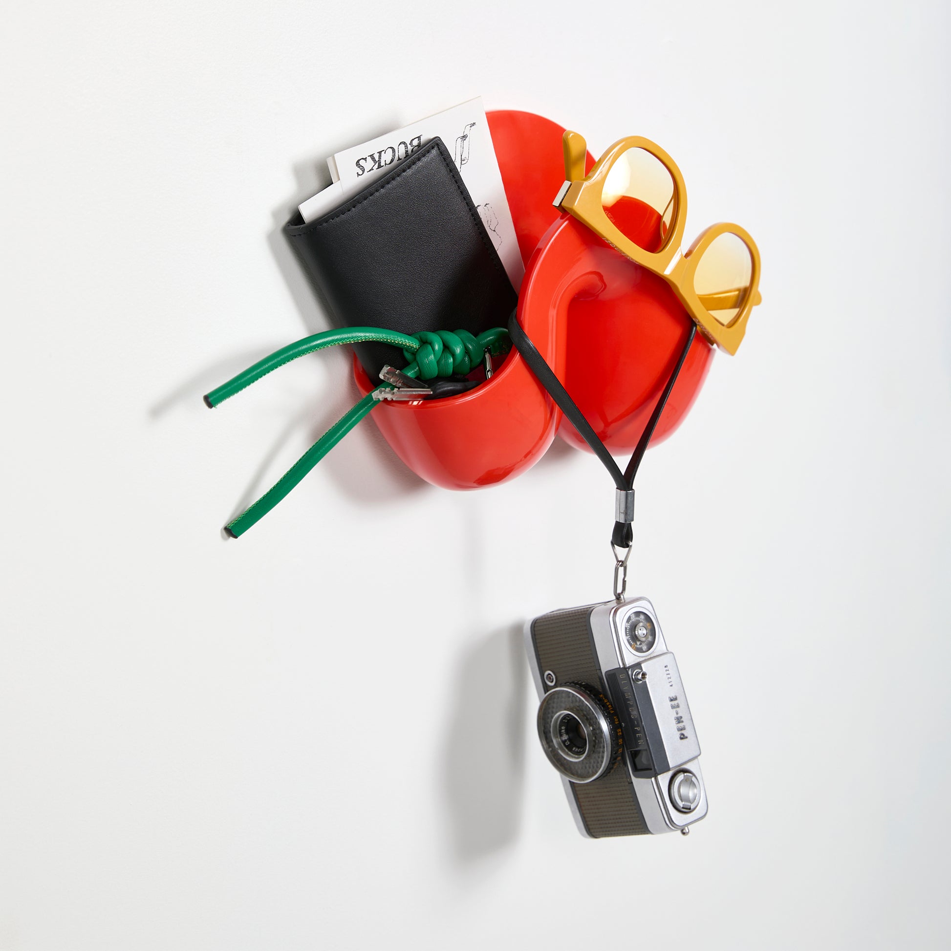 Heller Swell Catchall Mini Oranje│art. 2304-07│voorkant schuin met fototoestel en andere accessoirres