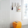 Heller Swell Wandkapstok Wit│art. 2303-01│in gang naast raam met tas en   paraplu