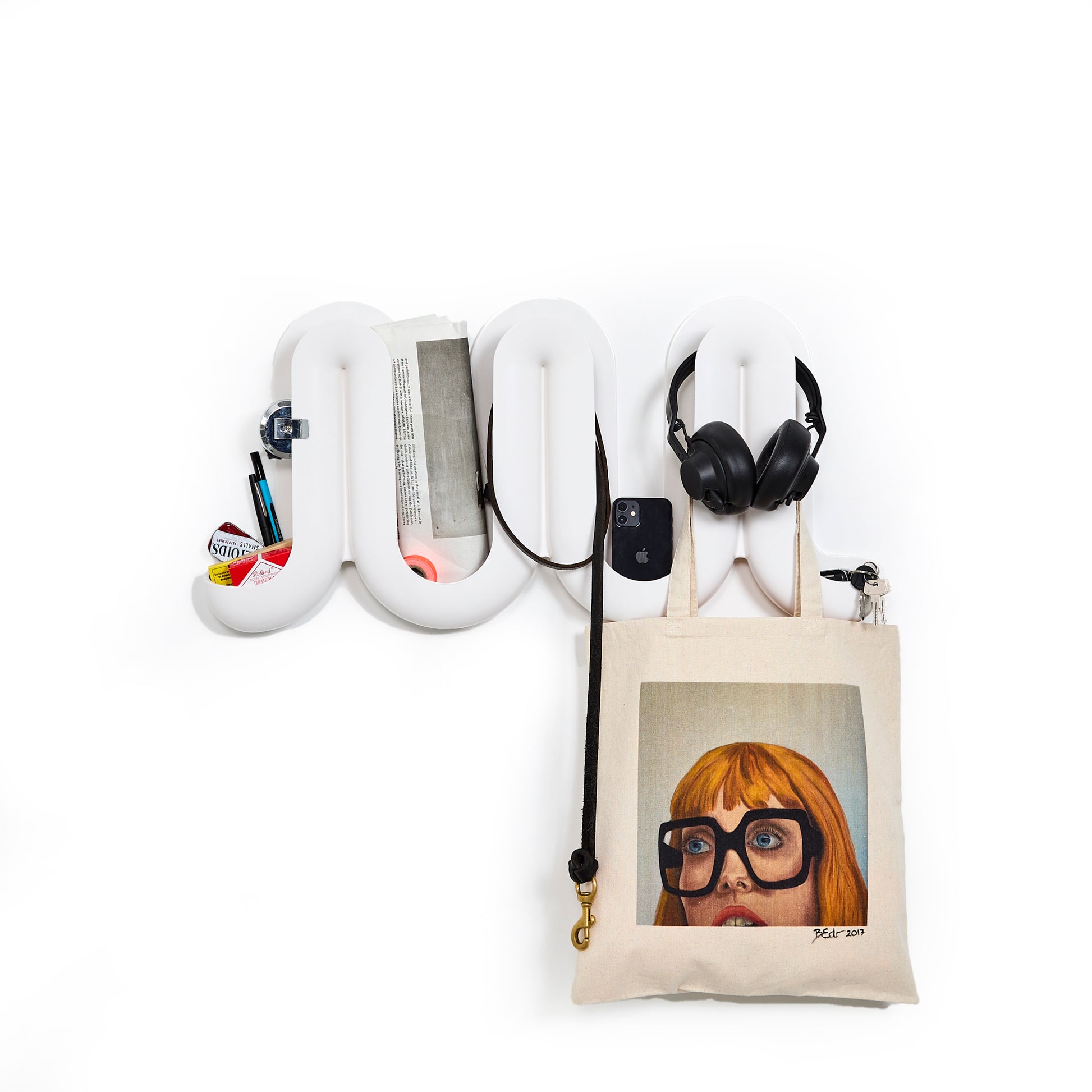 Heller Swell Wandkapstok Wit│art. 2303-01│vooraanzicht met tas en diverse accessoires