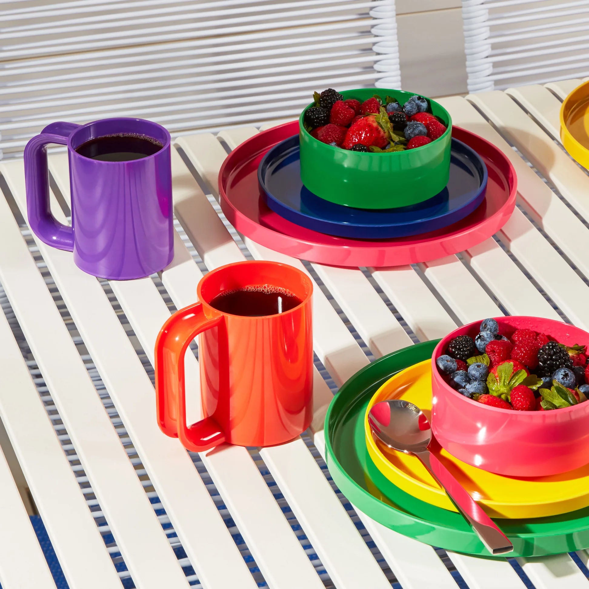 Heller Max Dinnerware│Mugs Rainbow│art. HWM-RB06│servies op buitentafel met koffie en fruit