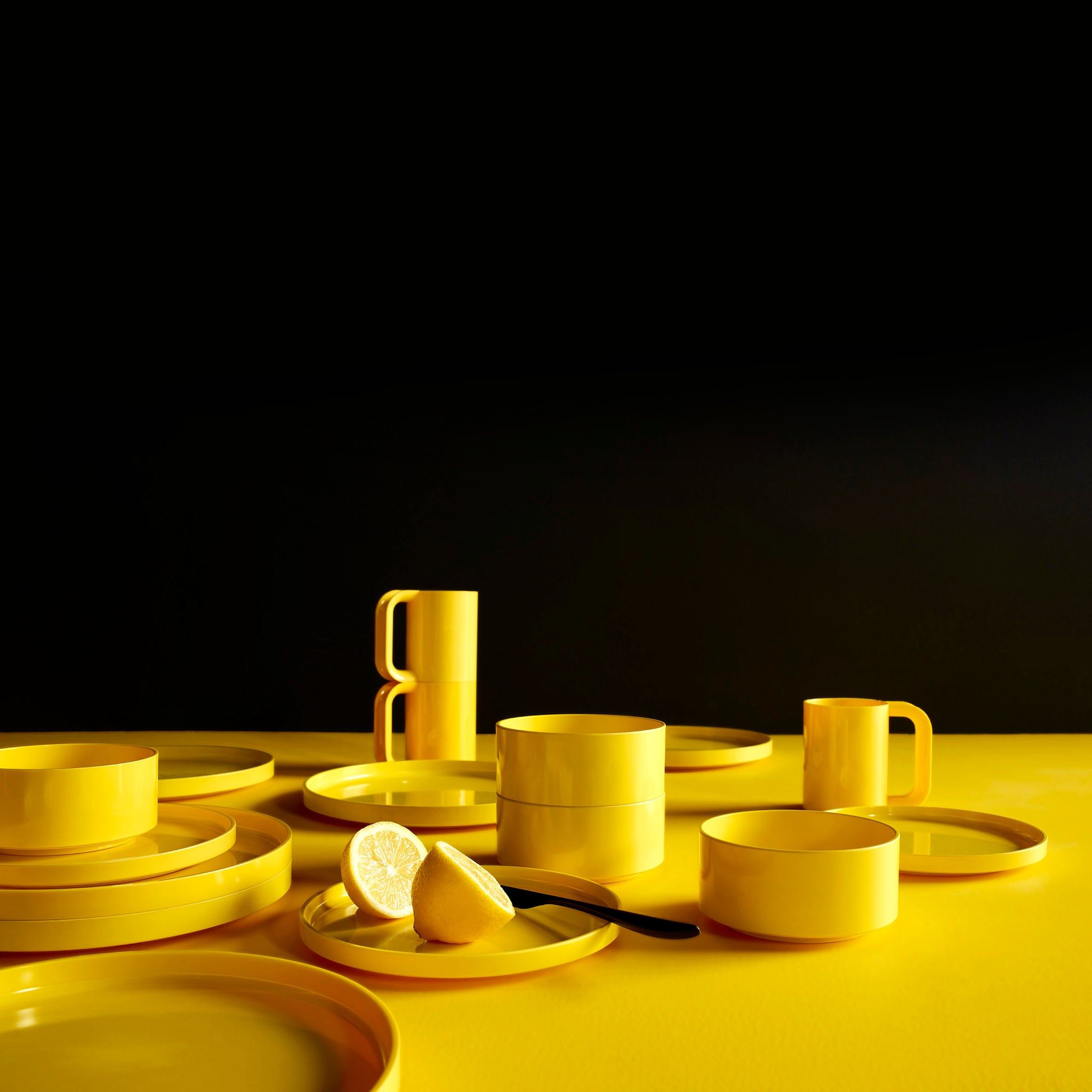 Heller Max Dinnerware│Mugs Yellow│art. 302-08-06│servies op gele tafel met zwarte achtergrond