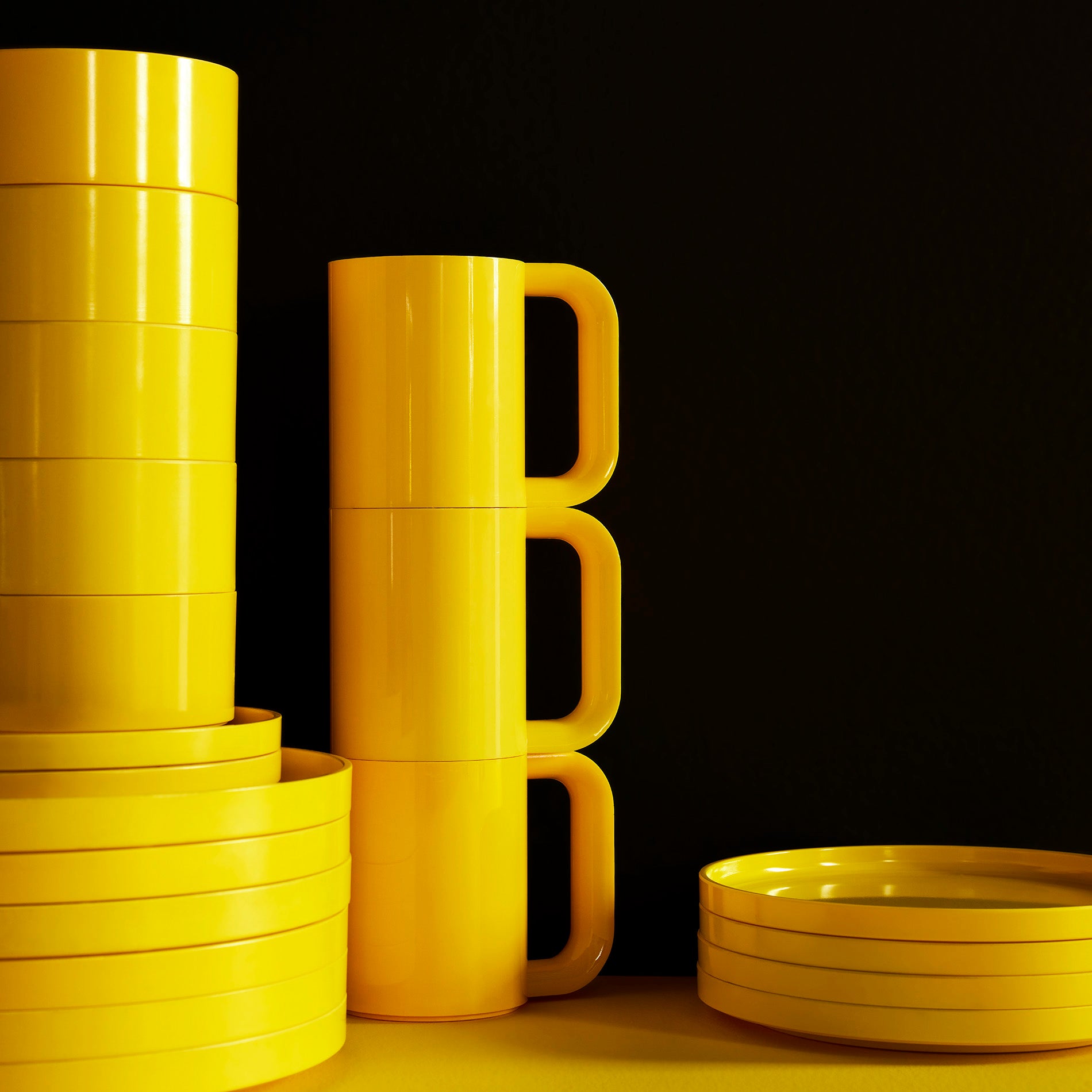 Heller Max Dinnerware│Mugs Yellow│art. 302-08-06│close-up gele onderdelen servies op gele tafel