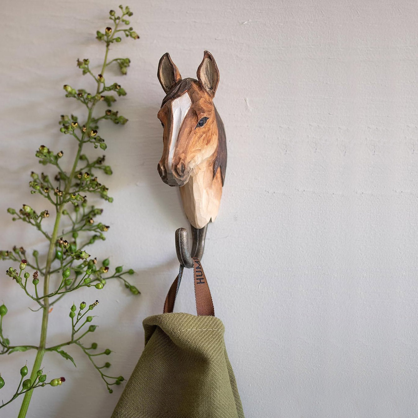 Kapstok Paard Wildlife Garden│art. WG513│tegen wand  naast tak van plant