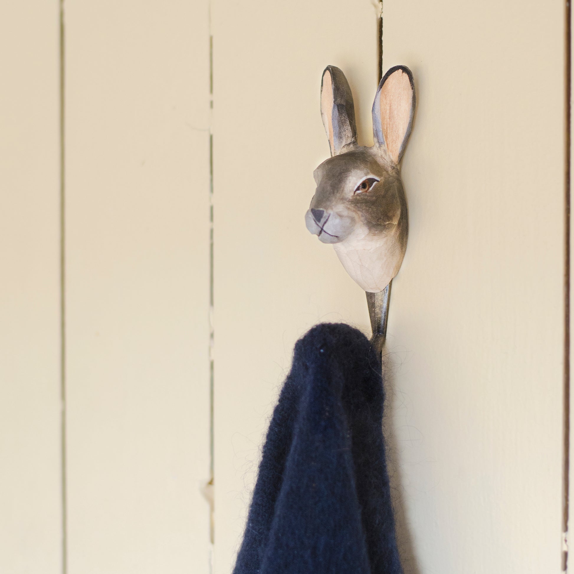 Kapstok Haas Wildlife Garden│art. WG510│tegen houten wand met kledingstuk