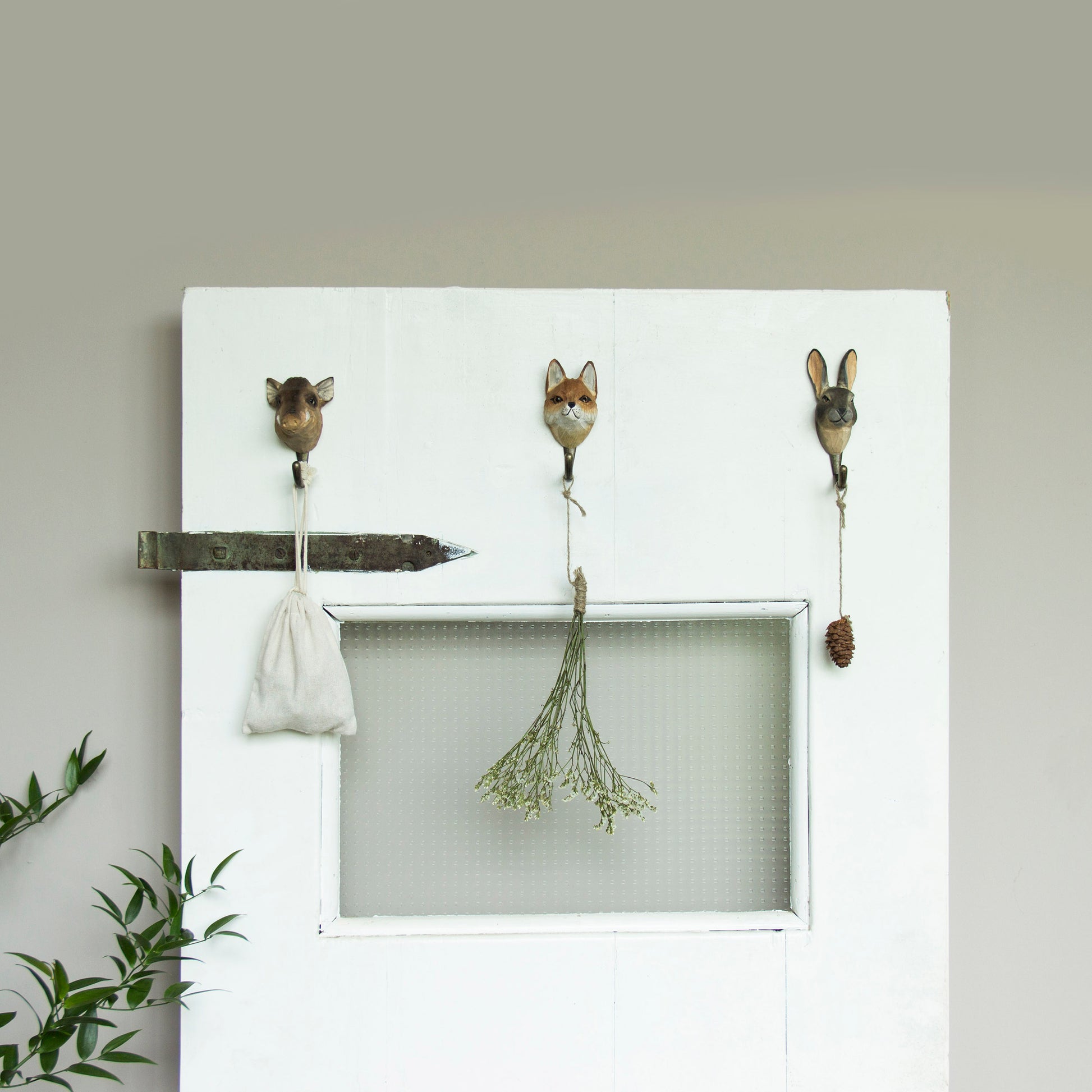 Kapstok Haas Wildlife Garden│art. WG510│aan deur met vos en zwijn