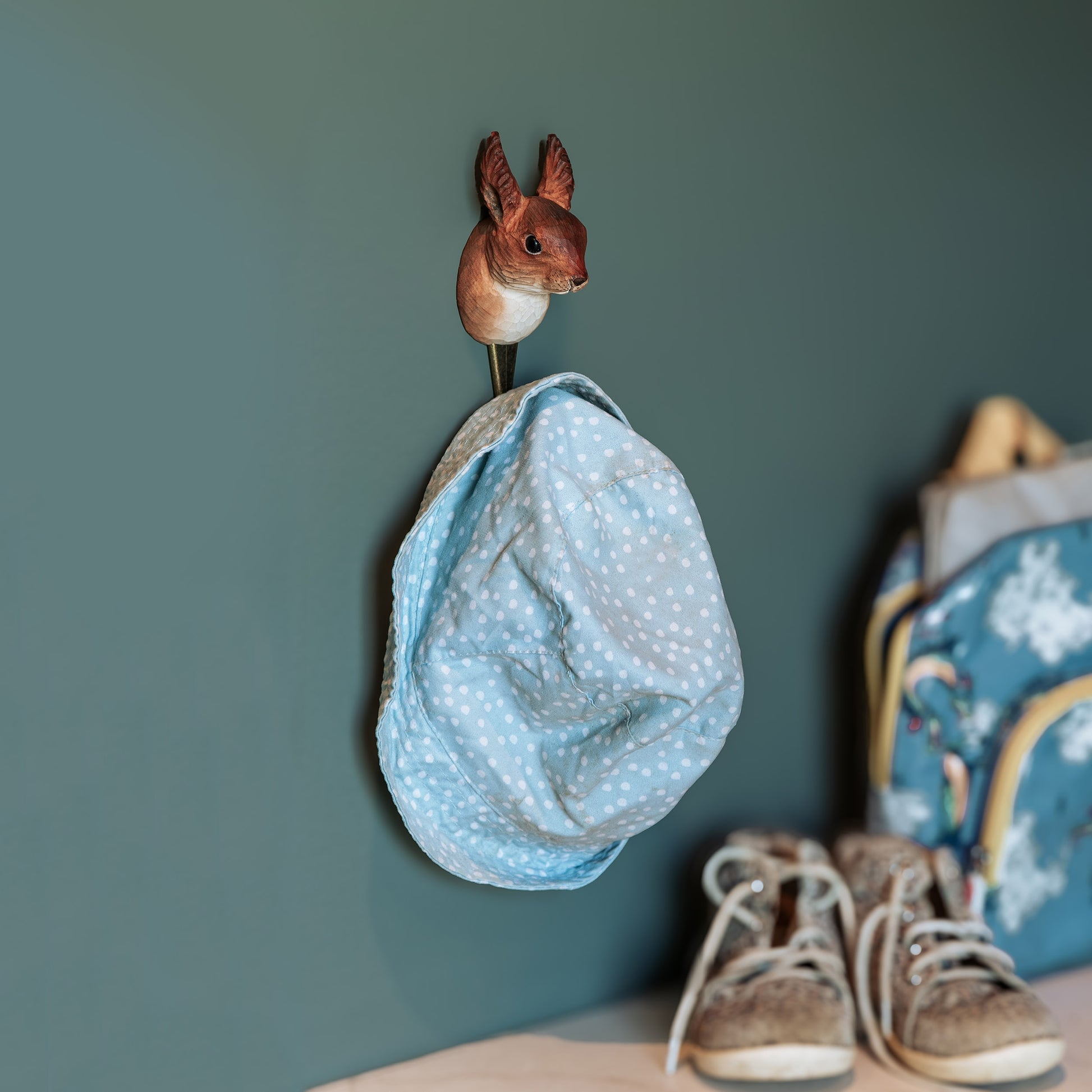 Kapstok Eekhoorn Wildlife Garden│art. WG4560│op kinderkamer met muts aan haak