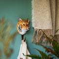 Kapstok Tijger Wildlife Garden│art. WG4561│tegen groene wand met theedoek