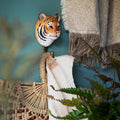 Kapstok Tijger Wildlife Garden│art. WG4561│tegen groene wand met waaier aan haak