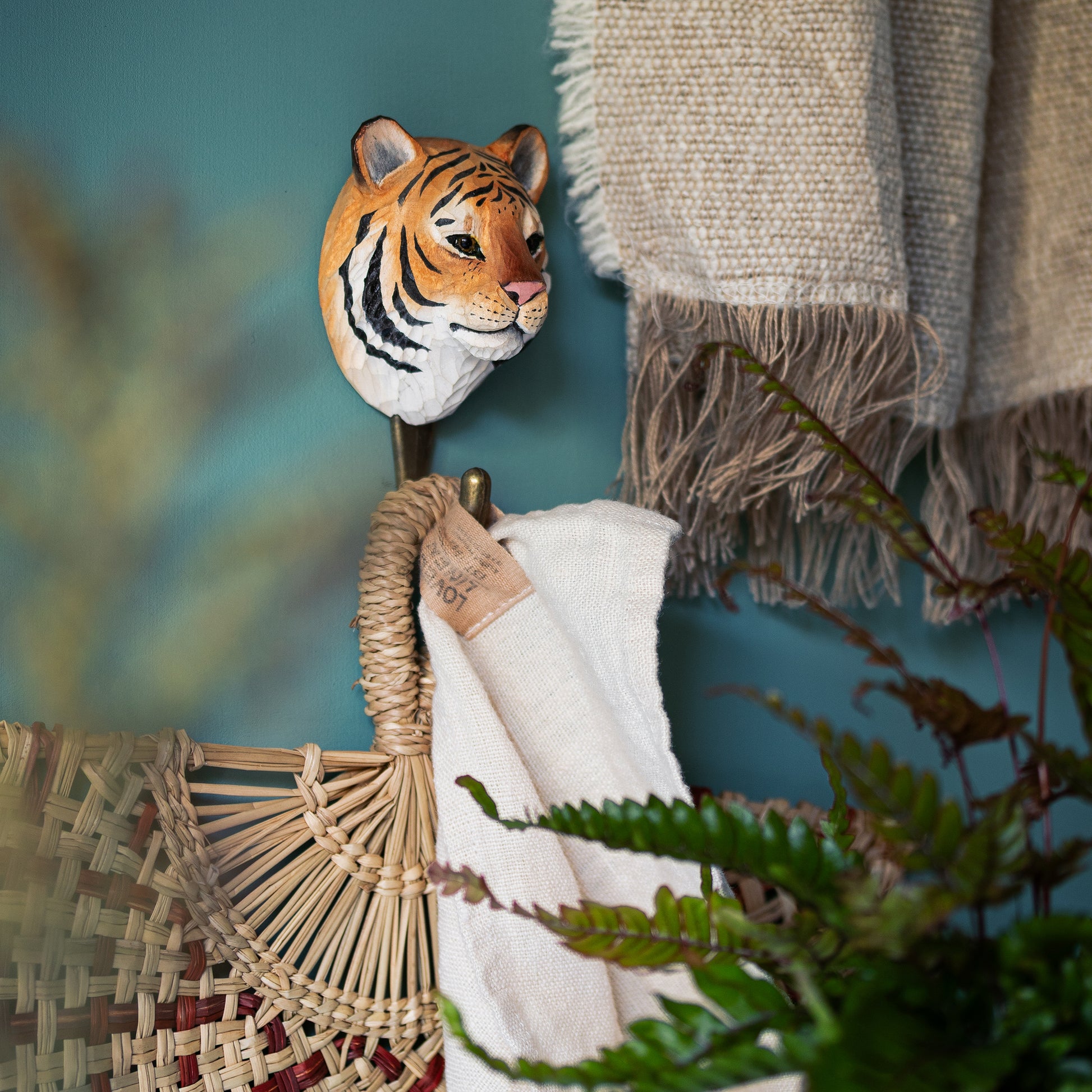 Kapstok Tijger Wildlife Garden│art. WG4561│tegen groene wand met waaier aan haak