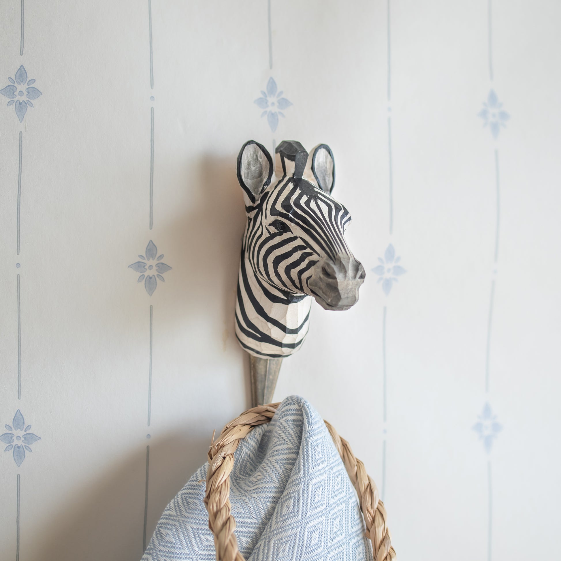 Kapstok Zebra Wildlife Garden│art. WG4541│tegen wand met behang