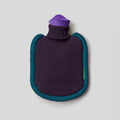 Warmwaterkruik Mini Bumper Aubergine van Suite702 bovenaanzicht liggend met grijze ondergrond