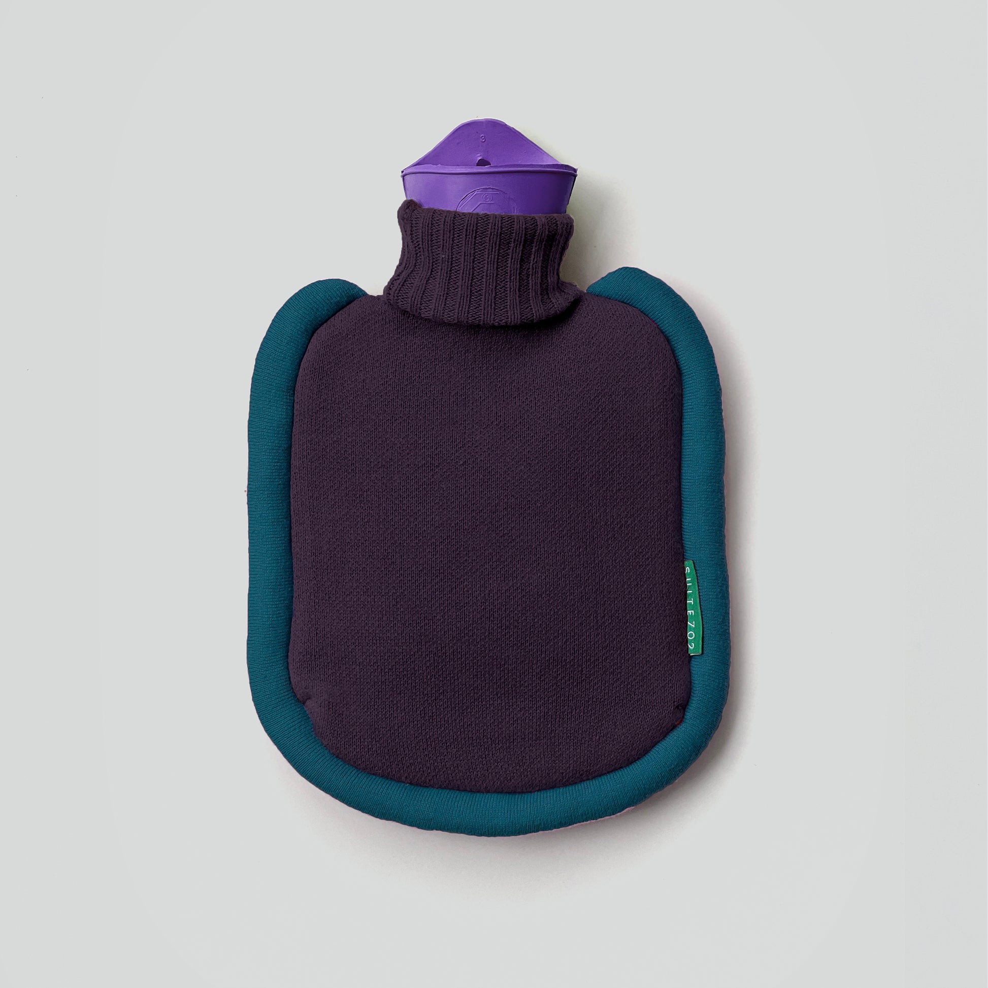 Warmwaterkruik Mini Bumper Aubergine van Suite702 bovenaanzicht liggend met grijze ondergrond