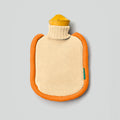 Warmwaterkruik Mini Bumper Clementine van Suite702 - bovenaanzicht liggene met grijze ondergrond