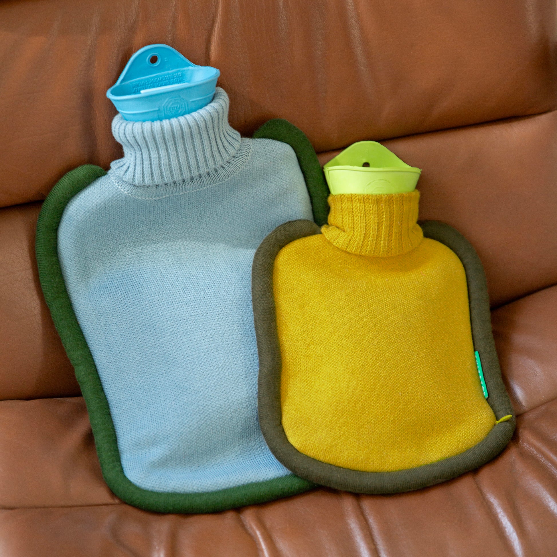 Warmwaterkruik Katoen Bumper Lichtblauw│Suite702│art. BHWBLG│met minie versie in geel op leren stoel
