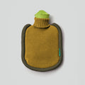 Warmwaterkruik Mini Bumper Mustard (donkergeel) van Suite702 - bovenaanzicht liggend met grijze ondergrond