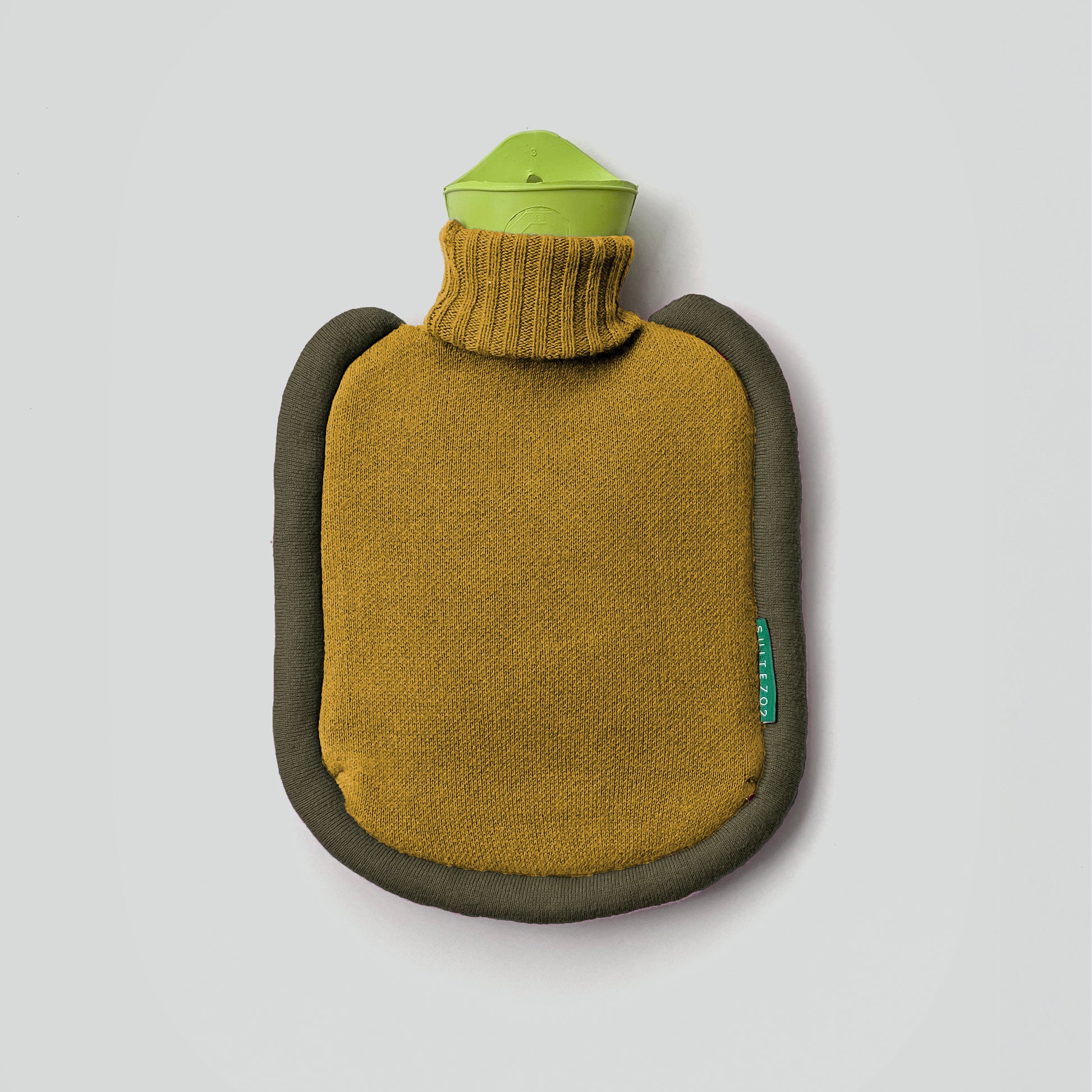 Warmwaterkruik Mini Bumper Mustard (donkergeel) van Suite702 - bovenaanzicht liggend met grijze ondergrond