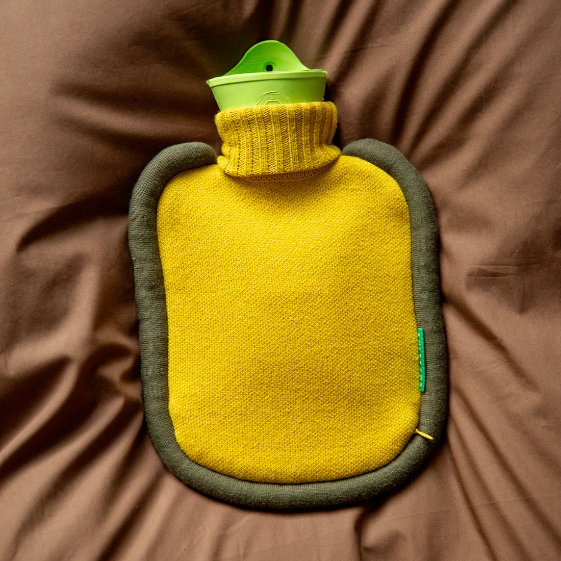 Warmwaterkruik Mini Bumper Mustard van Suite702 - vooraanzicht met witte achtergrond