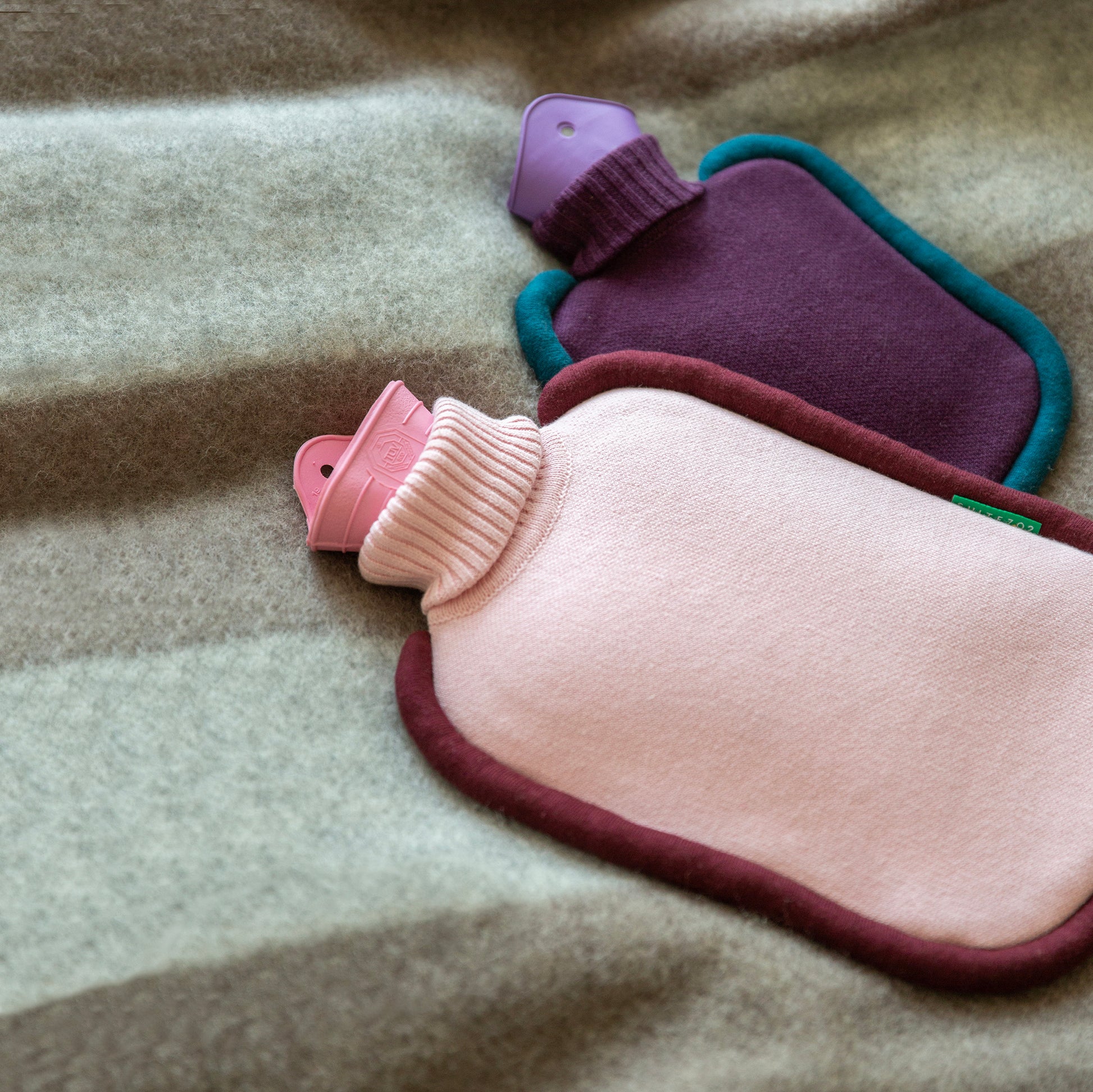 Warmwaterkruik Katoen Bumper Pastel Pink│art. BHWBPP│Suite702│met mini versie in paars op deken