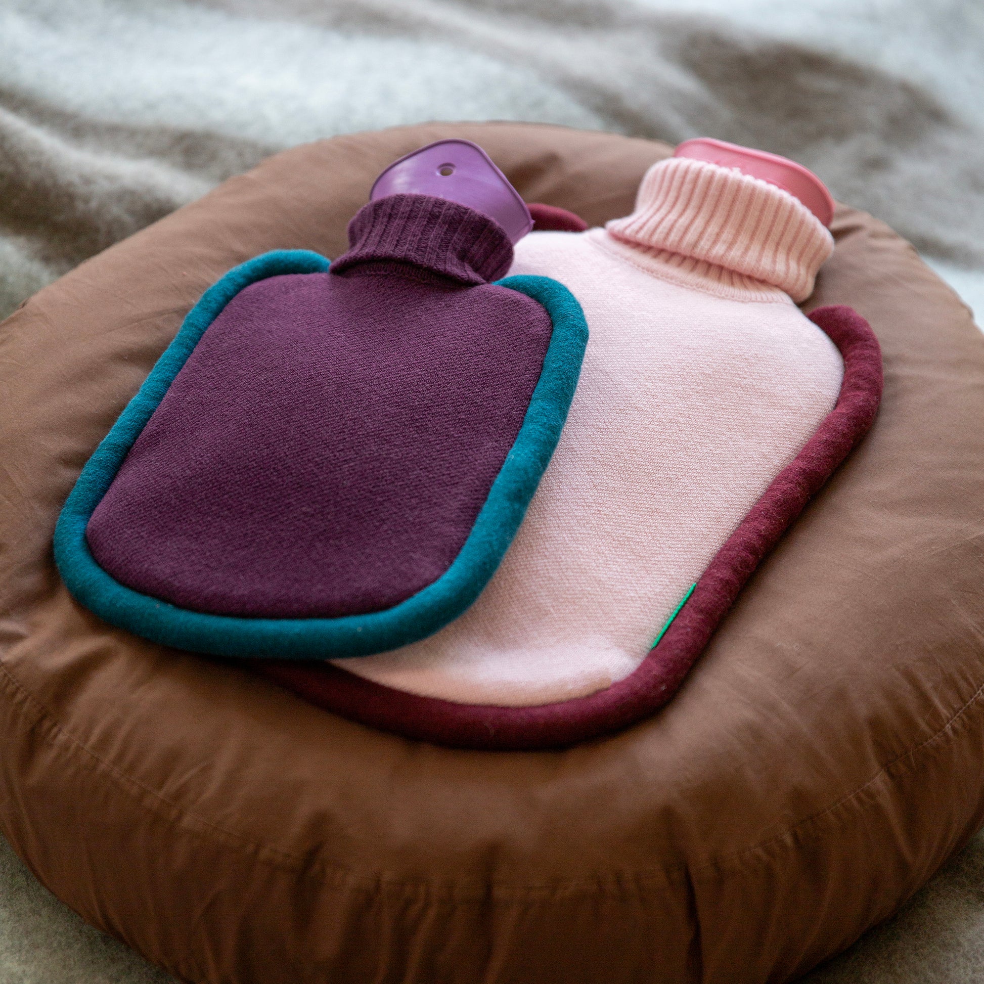 Warmwaterkruik Katoen Bumper Pastel Pink│art. BHWBPP│Suite702│met mini versie in paars op rond kussen