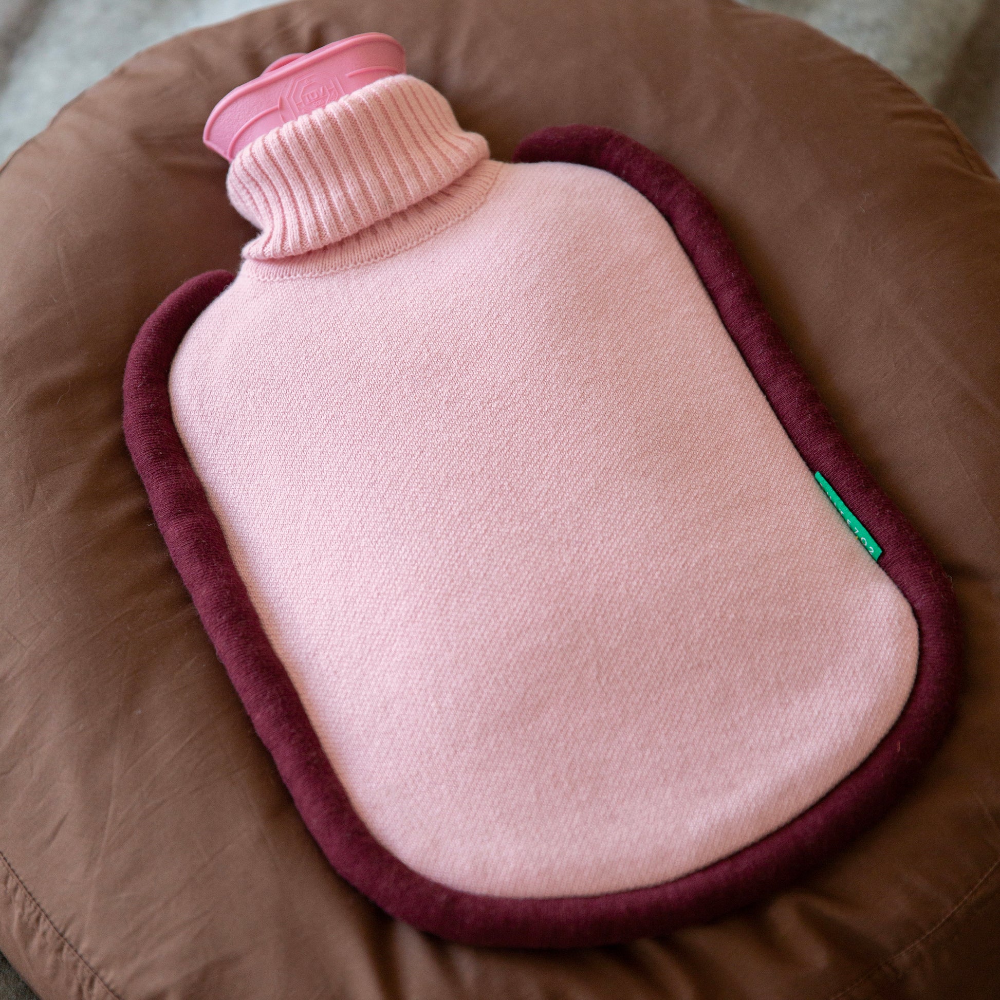 Warmwaterkruik Katoen Bumper Pastel Pink│art. BHWBPP│Suite702│liggend op rond kussen
