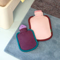 Warmwaterkruik Katoen Bumper Pastel Pink│art. BHWBPP│Suite702│met mini versie paars op tapijt
