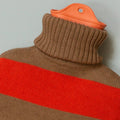 Warmwaterkruik Katoen Camel-Rood Suite702│detail bovenstuk met kraag│art. HWBVECA