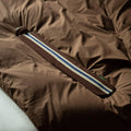 Warmwaterkruik XL Katoen College Brown│Suite702│art. XLHWBCB│in lengte op bruin dekbedovertrek