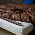 Warmwaterkruik XL Katoen College Brown│Suite702│art. XLHWBCB│in lengte op witte matras