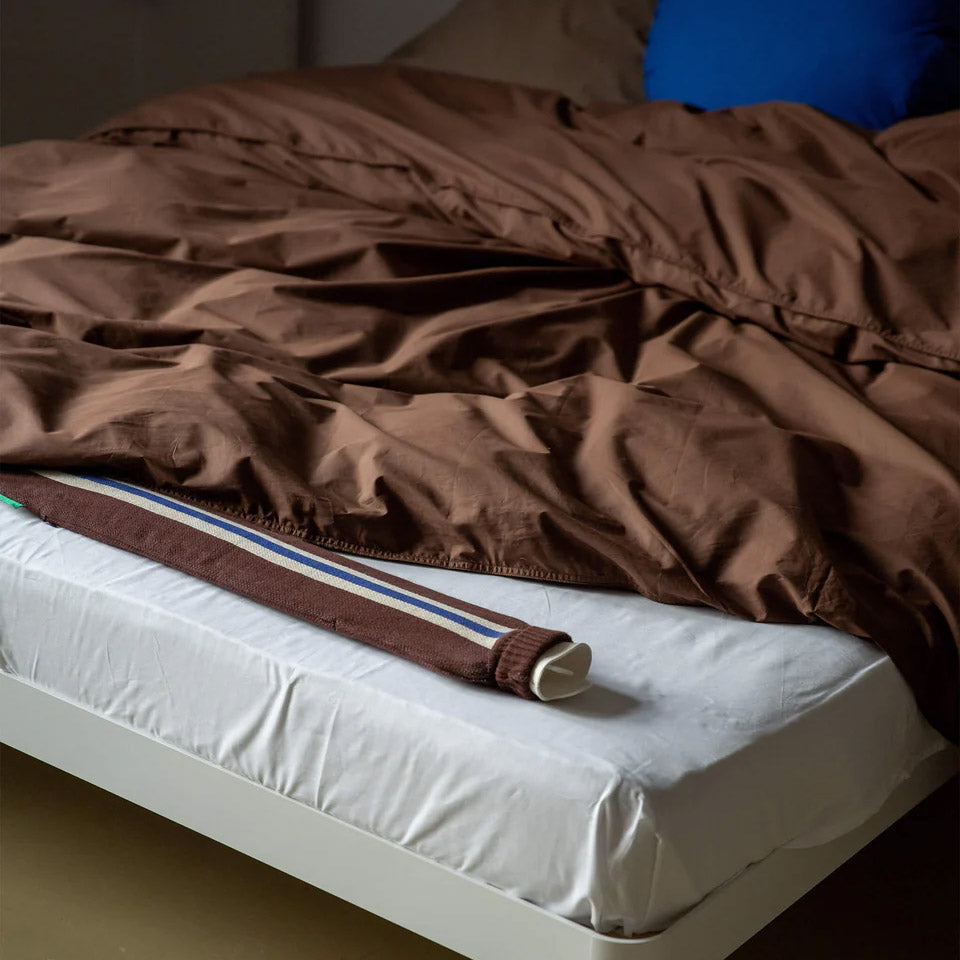 Warmwaterkruik XL Katoen College Brown│Suite702│art. XLHWBCB│in lengte op witte matras