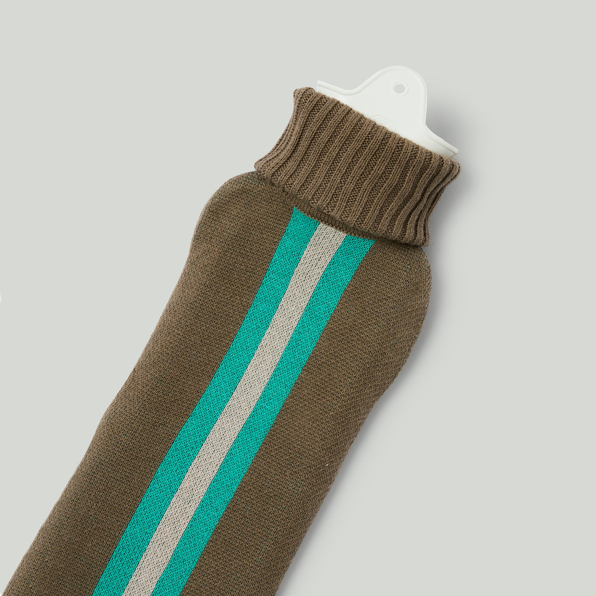 Detail van het bovenstuk met sluiting van de Warmwaterkruik XL in de kleur Taupe