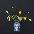 Flower Constellations RVS Medium│House of Thol│op Delftsblauwe vaas met tulpen