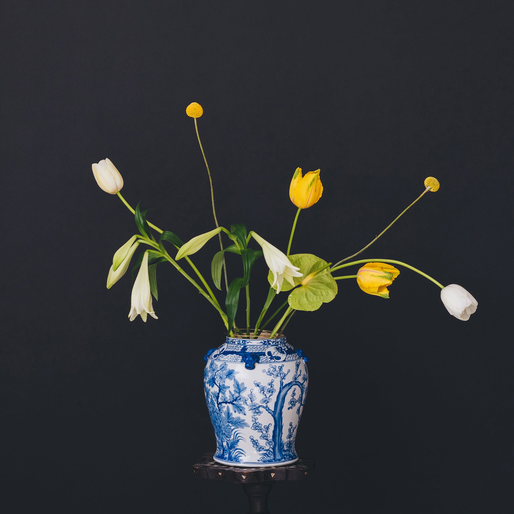 Flower Constellations RVS Medium│House of Thol│op Delftsblauwe vaas met tulpen