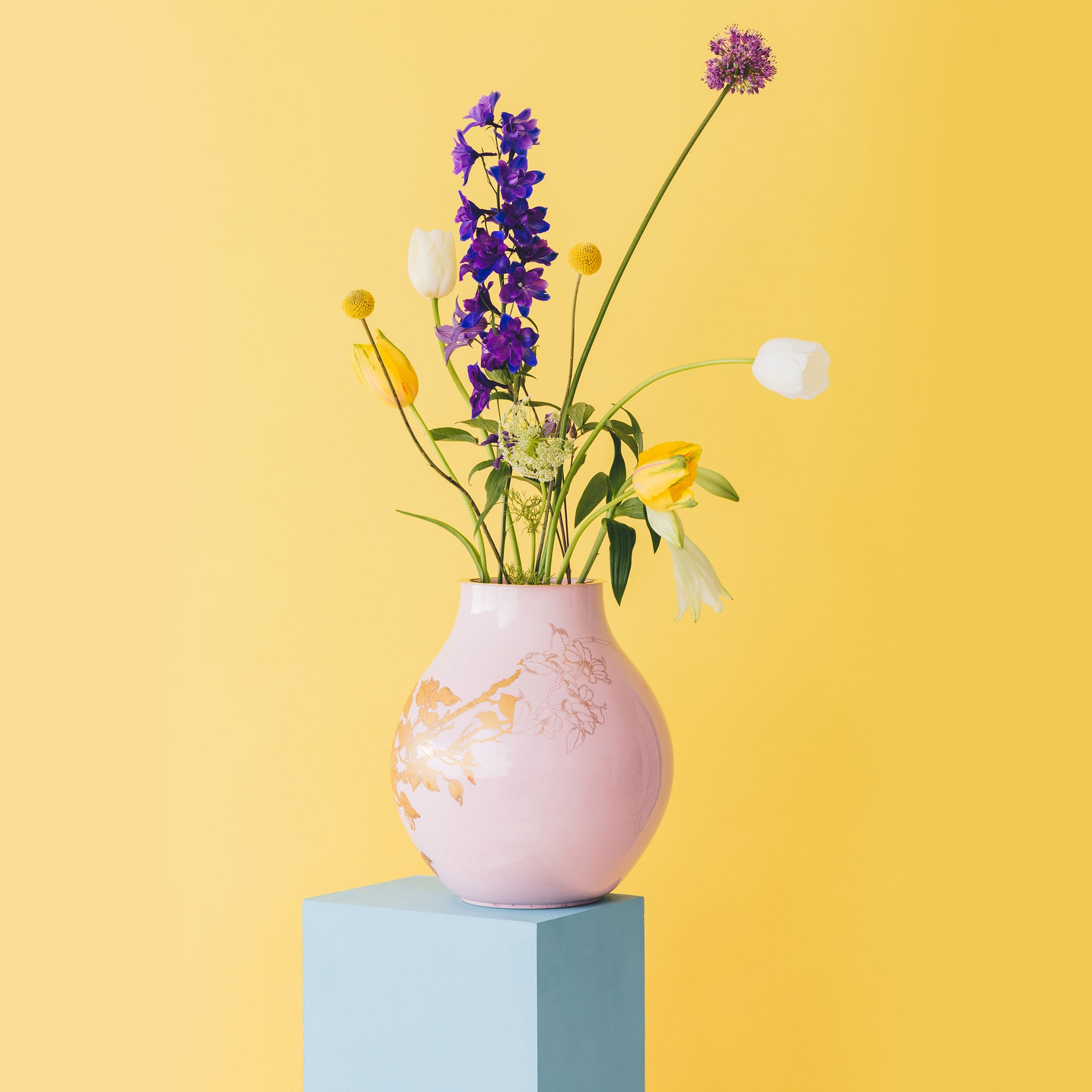 Flower Constellations RVS X-Large│House of Thol│in Ikea vaas met gele achtergrond