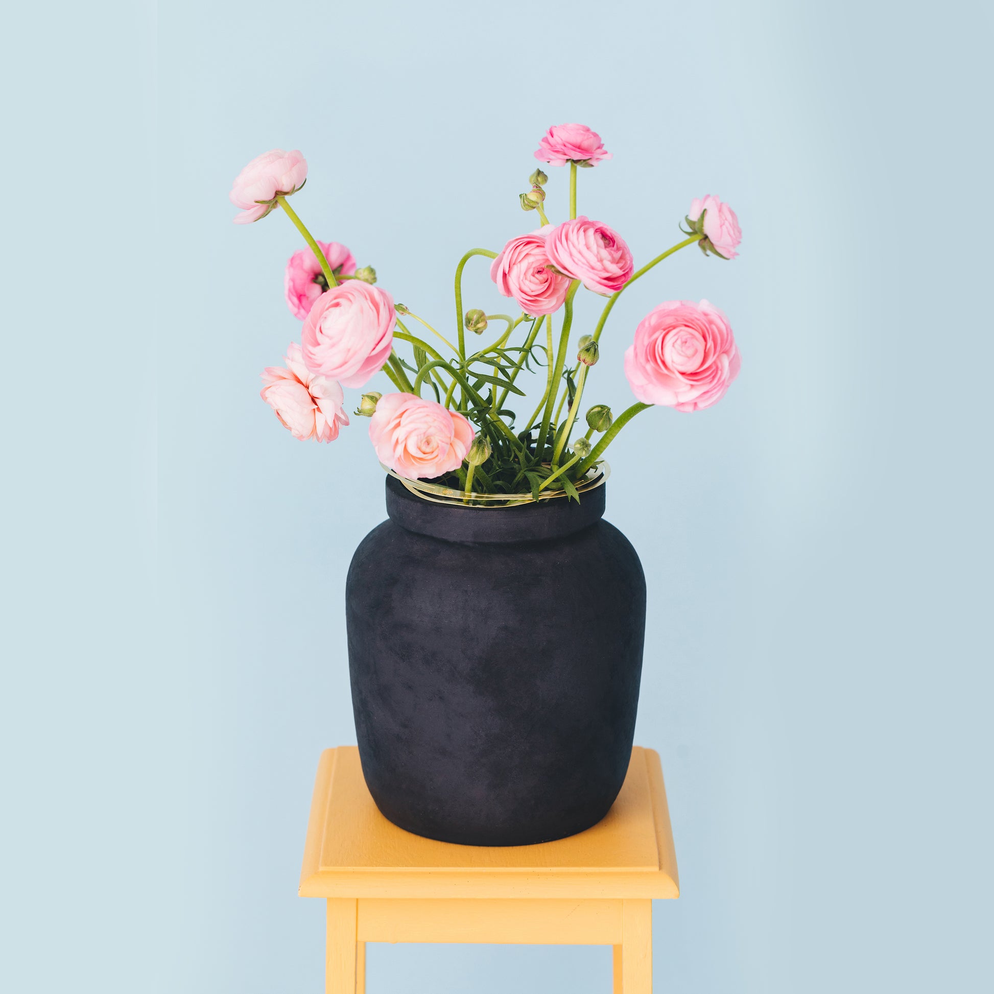 Flower Constellations RVS X-Large│House of Thol│in zwarte vaas op houten tafeltje