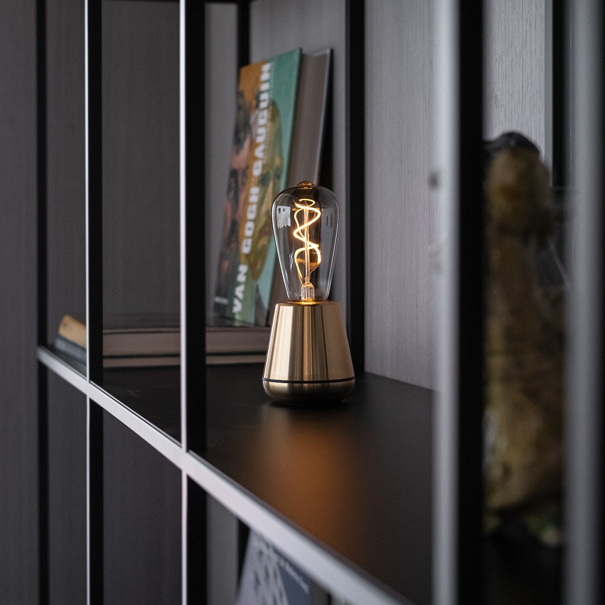 Humble Bulb ST64 Smoked│Humble Lights│Humble Gold met lichtbron in boekenkast